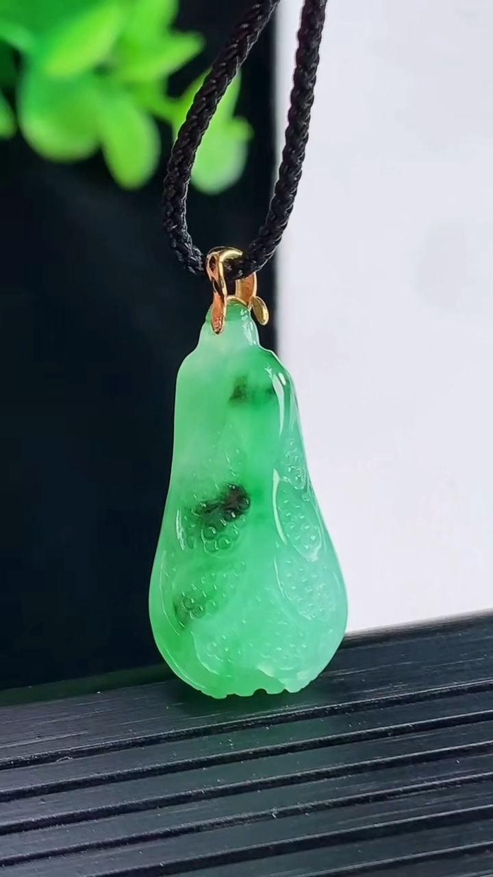 天然A货翡翠白菜吊坠，尺寸26-13-10重量:4.36g
4月12日