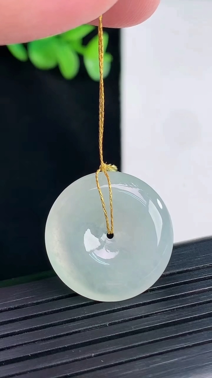 天然A货翡翠飘花平安扣吊坠，尺寸23-4.5重量:5.00g
4月12日