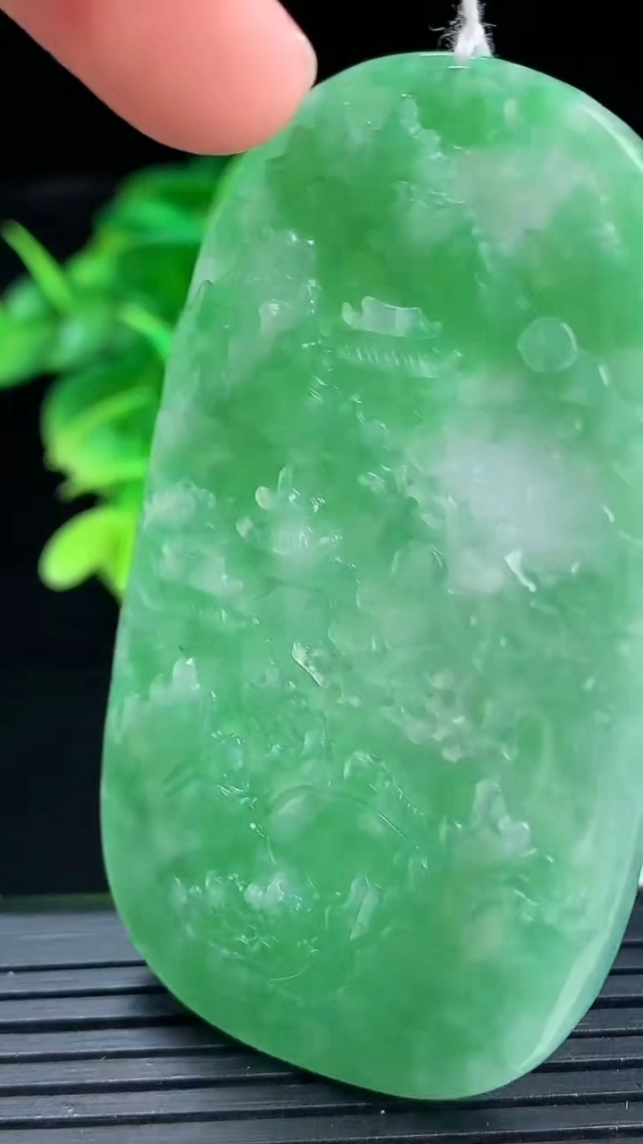 天然A货翡翠山水牌吊坠尺寸62.8-36.2-5.3重量:30.32g
4月12日