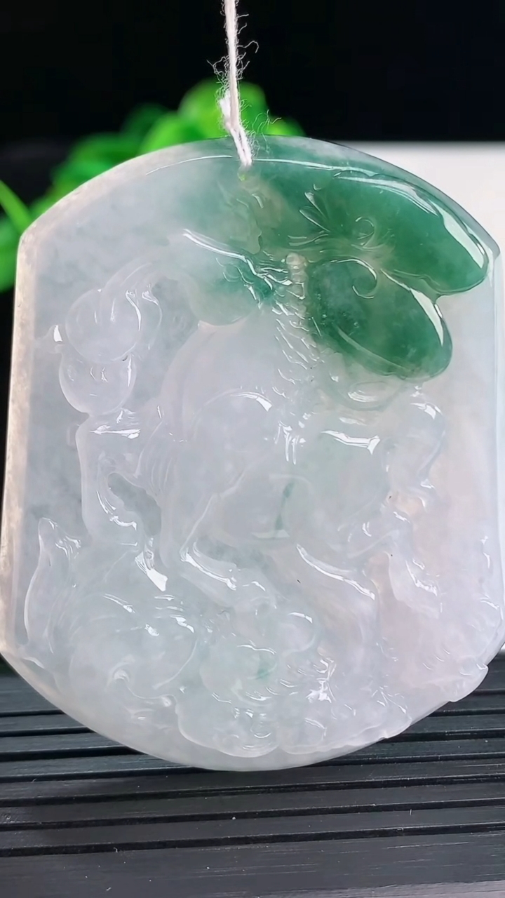 天然A货翡翠飘花生肖马吊坠尺寸557-46.1-5.4重量:31.79g
4月12日