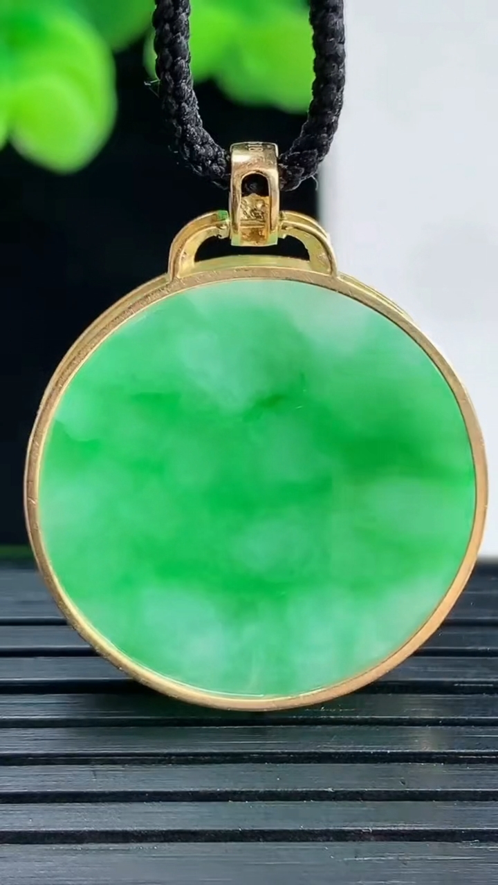 天然A货翡翠无事牌吊坠尺寸25.2-4.1重量:7.45g
4月12日