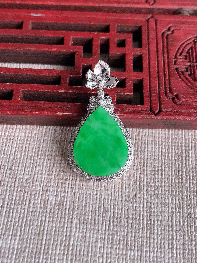 天然A货翡翠18K金镶嵌满绿水滴吊坠 
尺寸29-15.6-5.5裸石16.6-12.6mm 重量2