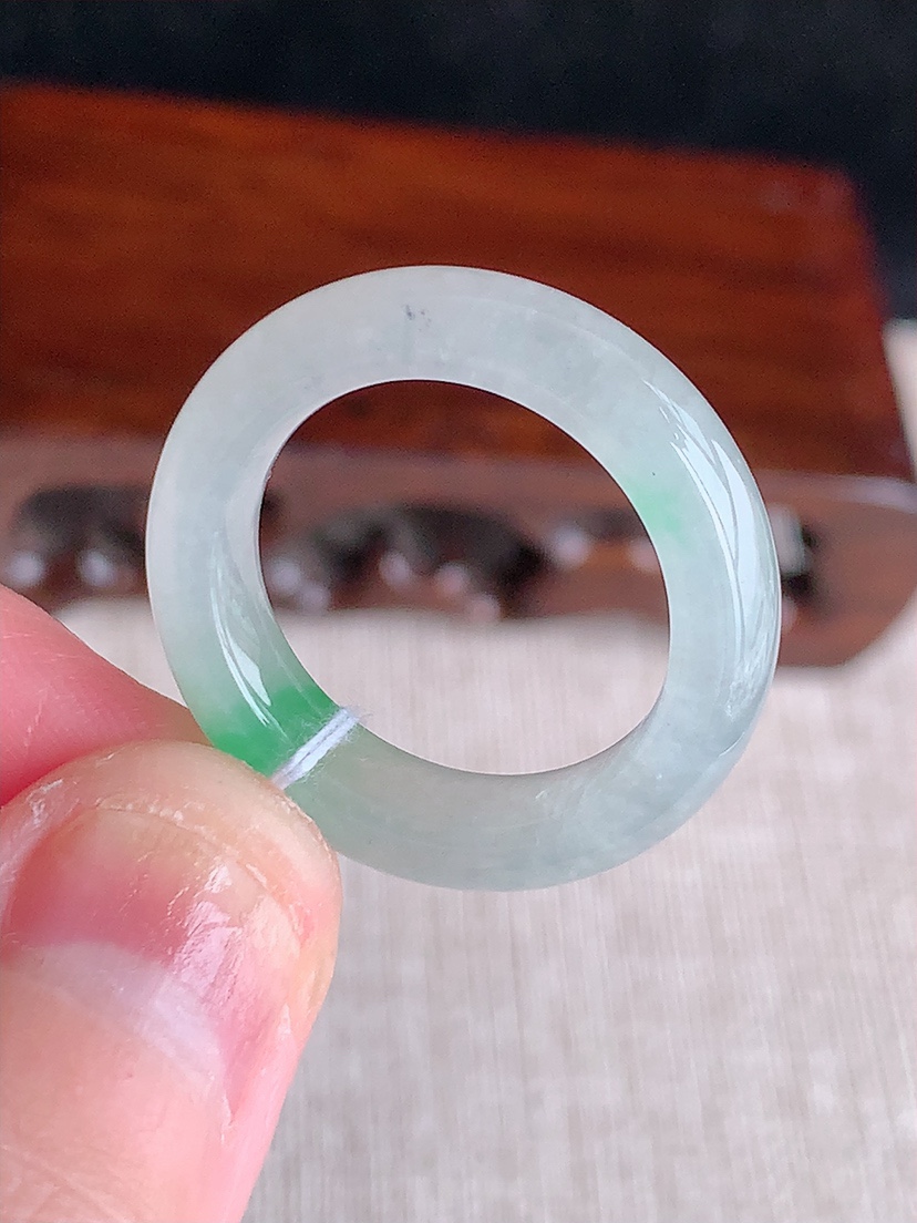 天然A货翡翠飘绿素面戒指 
尺寸18.4-6-4.2mm 重量5.00g 0411