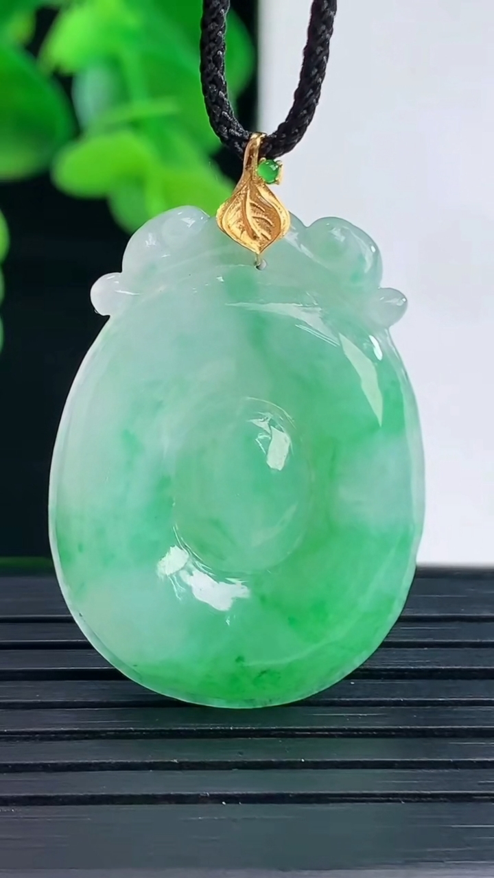 天然A货翡翠福贝吊坠尺寸36.6-23.9-4.4重量:6.34g
4月12日