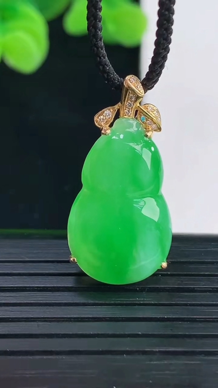 天然A货翡翠葫芦吊坠尺寸27.7-14-6.5重量:3.62g
4月12日