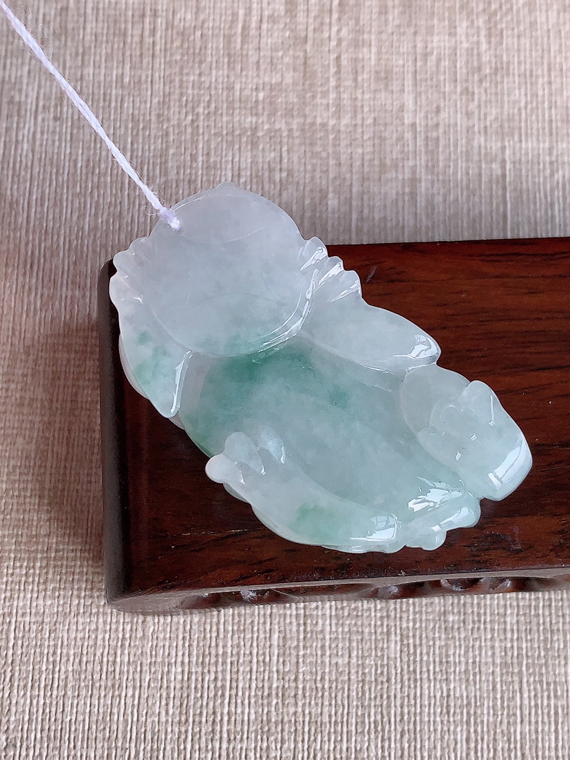 天然A货翡翠飘花招财貔貅吊坠 
尺寸47.5-27.2-12.2mm 重量32.30g 0411