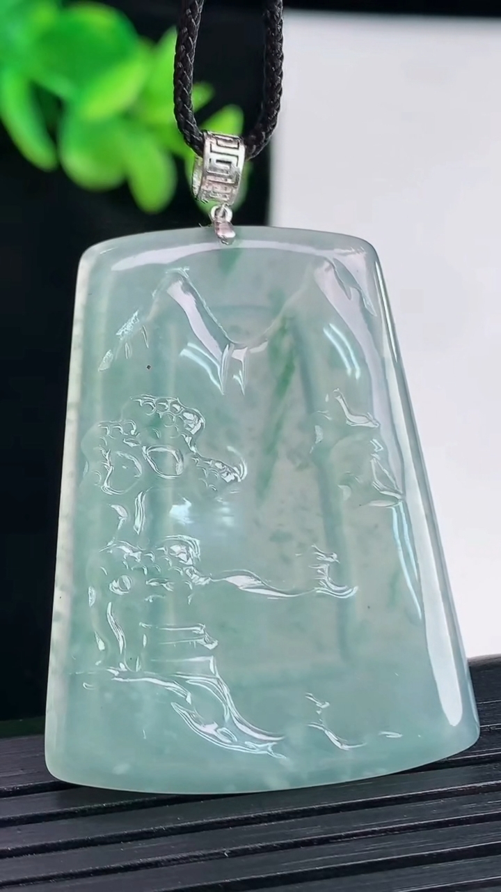 天然A货翡翠18k金飘花山水牌吊坠，尺寸44-32.5-2.5重量:10.00g
4月12日