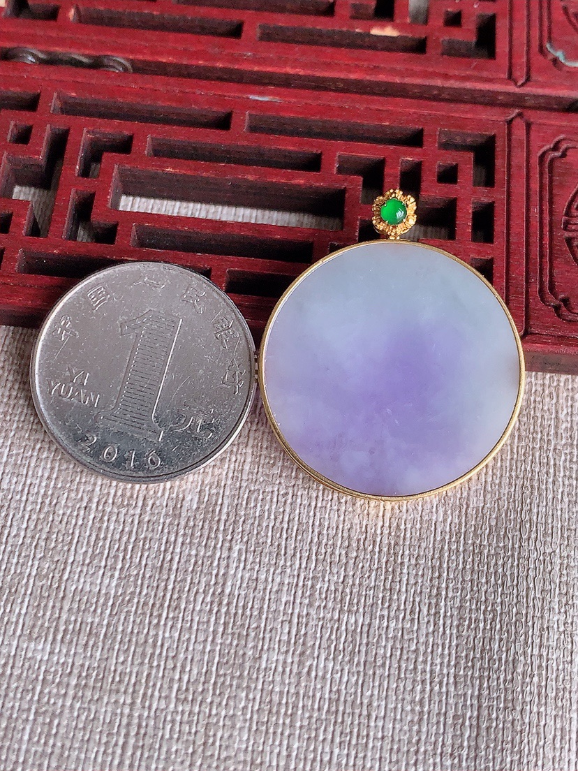 天然A货翡翠18K金镶嵌紫罗兰无事牌吊坠 
尺寸34.8-29.2-4mm 重量9.15g 0411