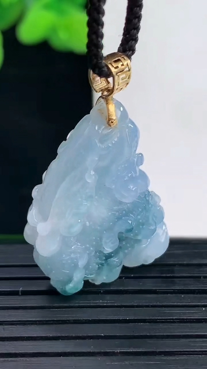 天然A货翡翠18K金紫罗兰飘花白菜吊坠尺寸27.6-19.2-8.4重量:7.22g
4月12日