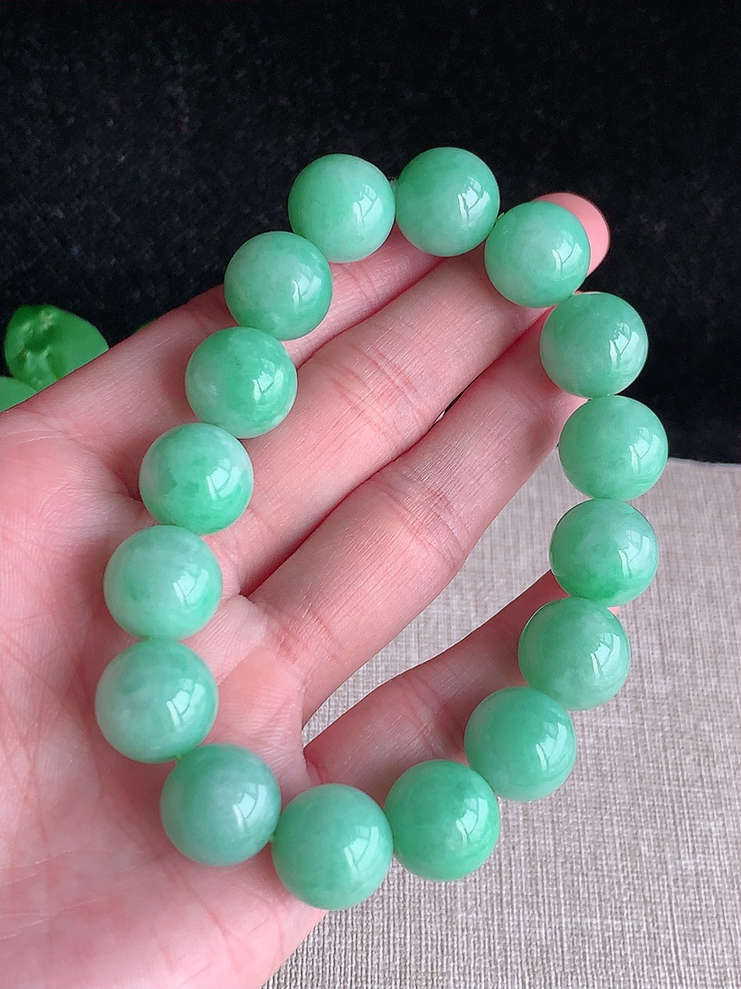 天然A货翡翠满绿圆珠佛珠手串16颗 
尺寸13.5mm 重量67.36g 0411
