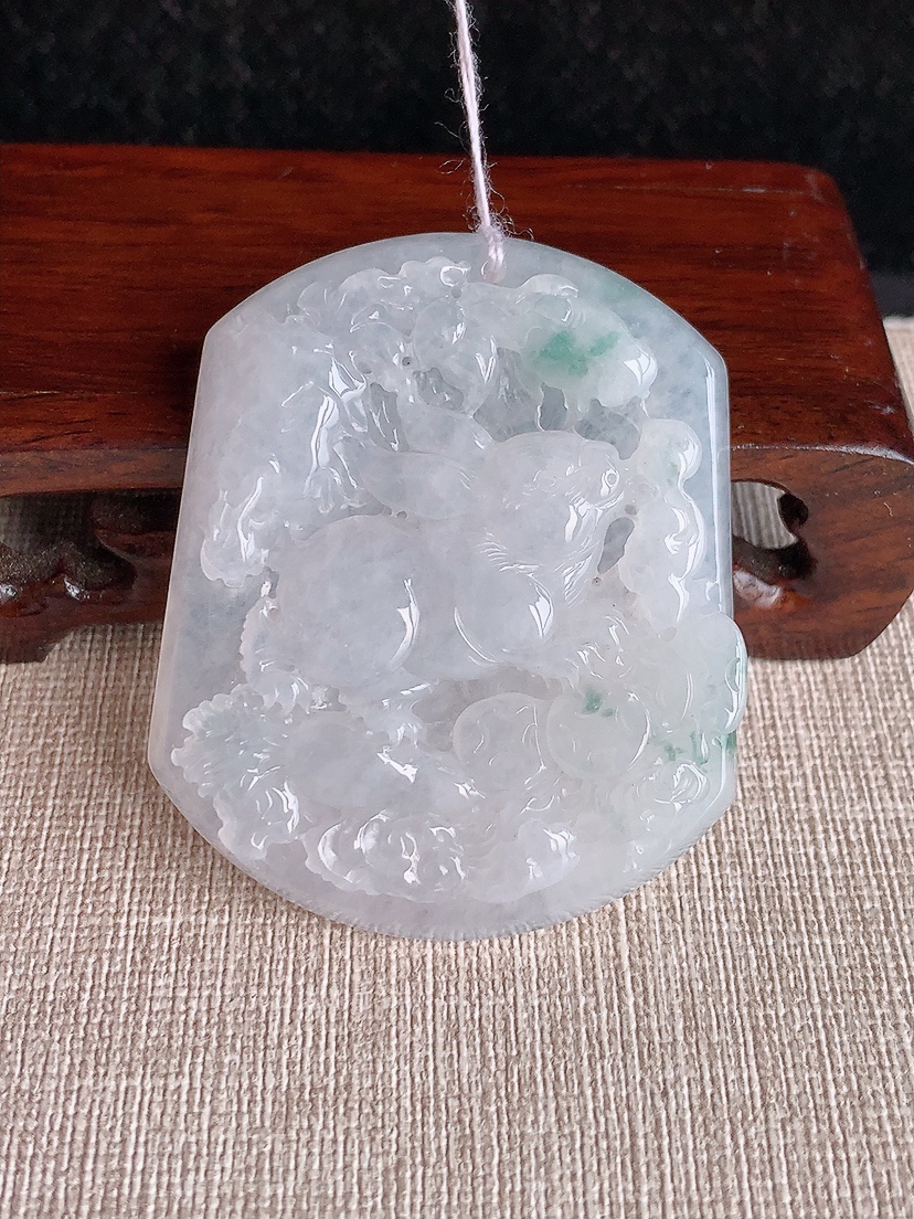 天然A货翡翠飘花生肖兔吊坠 
尺寸53.3-44-6.2mm 重量32.16g 0411