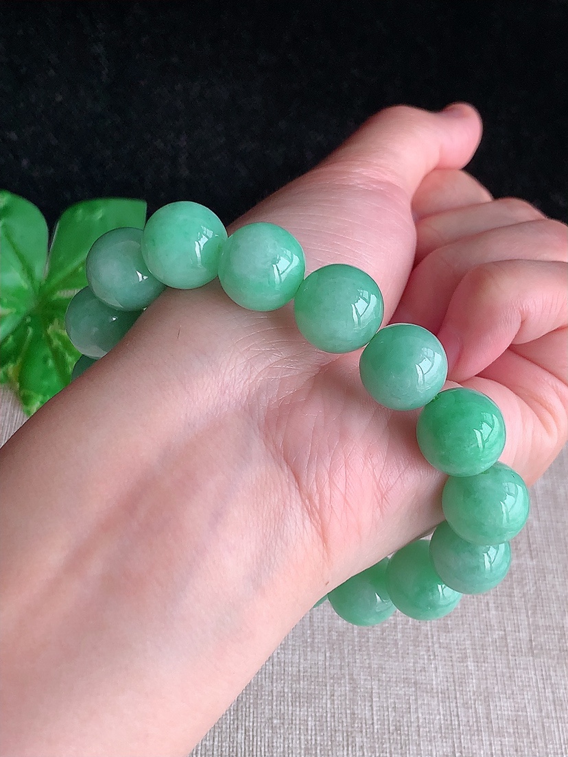 天然A货翡翠满绿圆珠佛珠手串16颗 
尺寸13.5mm 重量67.36g 0411