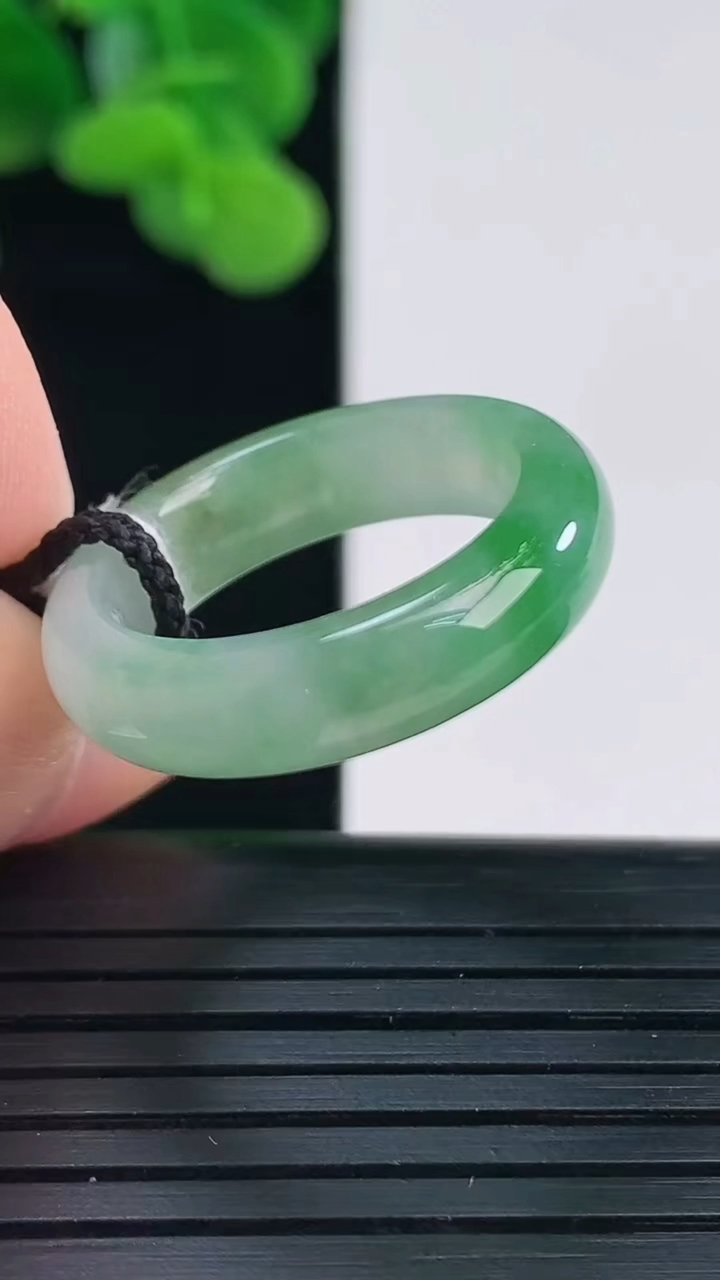 天然A货翡翠指环戒指尺寸17.7-5.5-3.5重量:3.85g2026年4月12日
工厂直销收藏佳品,种好水足，色泽均匀，有种有色，上手高大气！