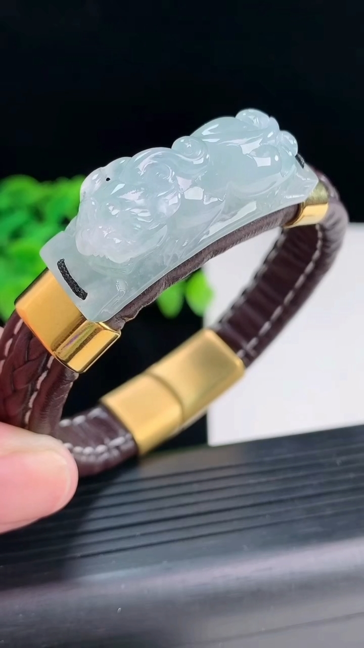 天然A货翡翠飘花貔貅手牌尺寸39-22.5-12.6重量:35.48g
4月12日