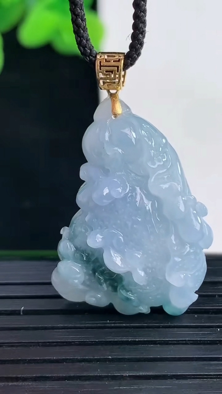 天然A货翡翠18K金紫罗兰飘花白菜吊坠尺寸27.6-19.2-8.4重量:7.22g
4月12日