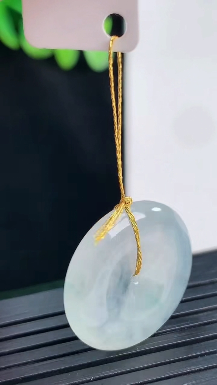 天然A货翡翠飘花平安扣吊坠，尺寸23-4.5重量:5.88g
4月12日