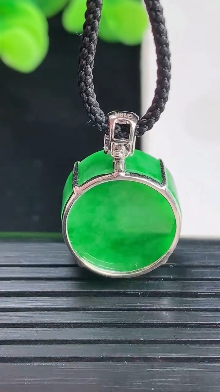 天然A货翡翠无事牌吊坠尺寸22.5-15.6-8.3重量:5.34g
4月12日