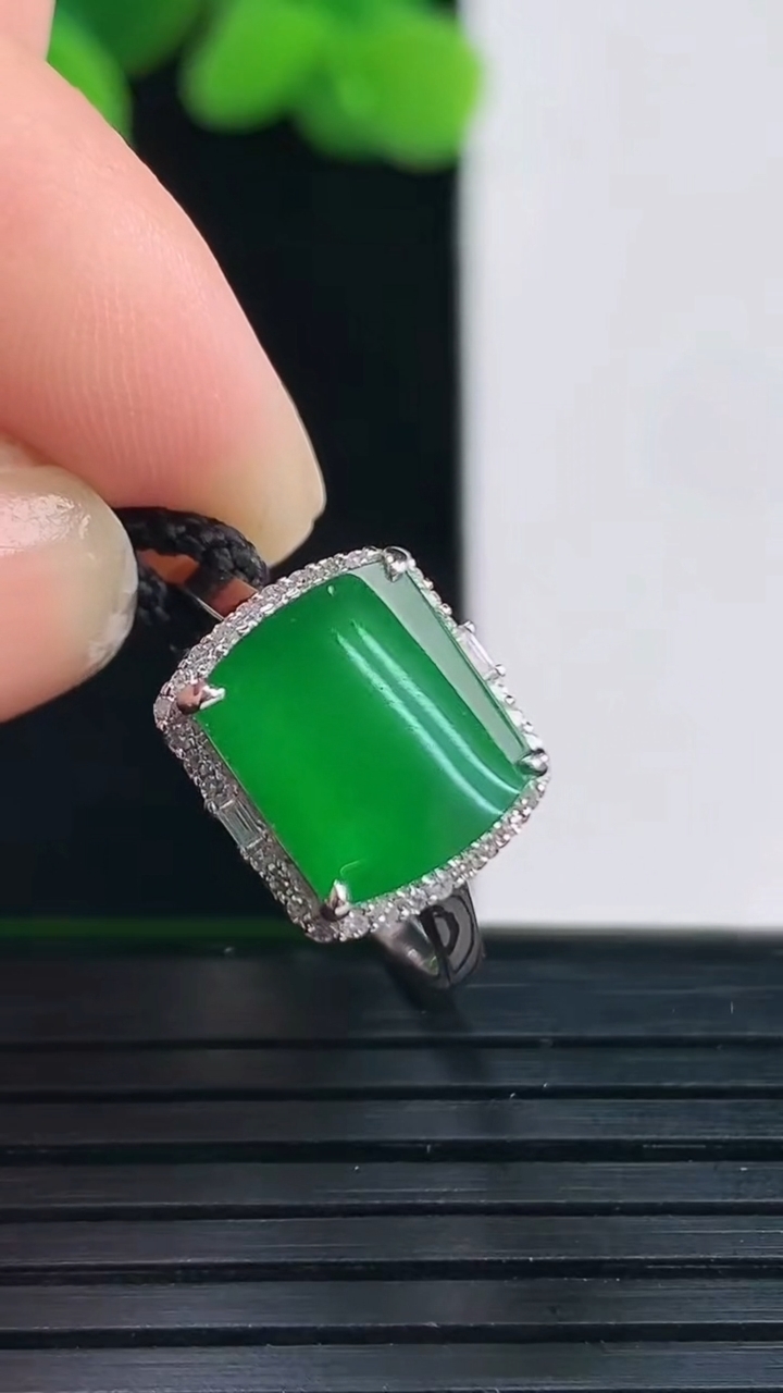 天然A货翡翠马鞍戒指尺寸17.4-8.2-9.5重量:2.38g2026年4月12日
工厂直销收藏佳品,种好水足，色泽均匀，有种有色，上手高大气！