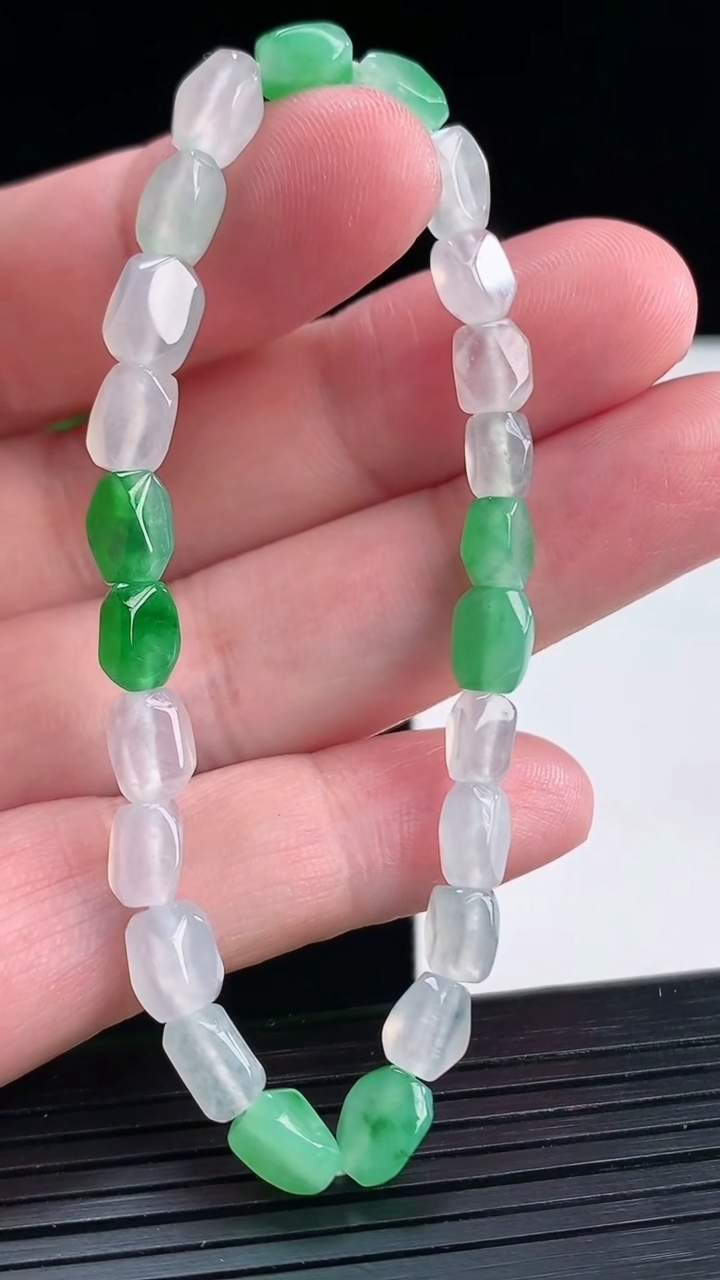 天然A货翡翠路路通手串 尺寸6.5-4.5重量:9.87g4月12日
工厂直销收藏佳品,种好水足，色泽均匀，有种有色，上手高大气！