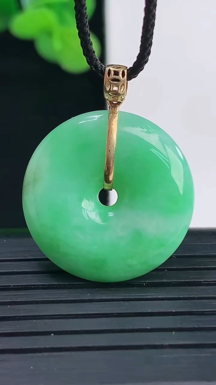 天然A货翡翠平安扣吊坠尺寸23-5重量:6.07g
4月12日