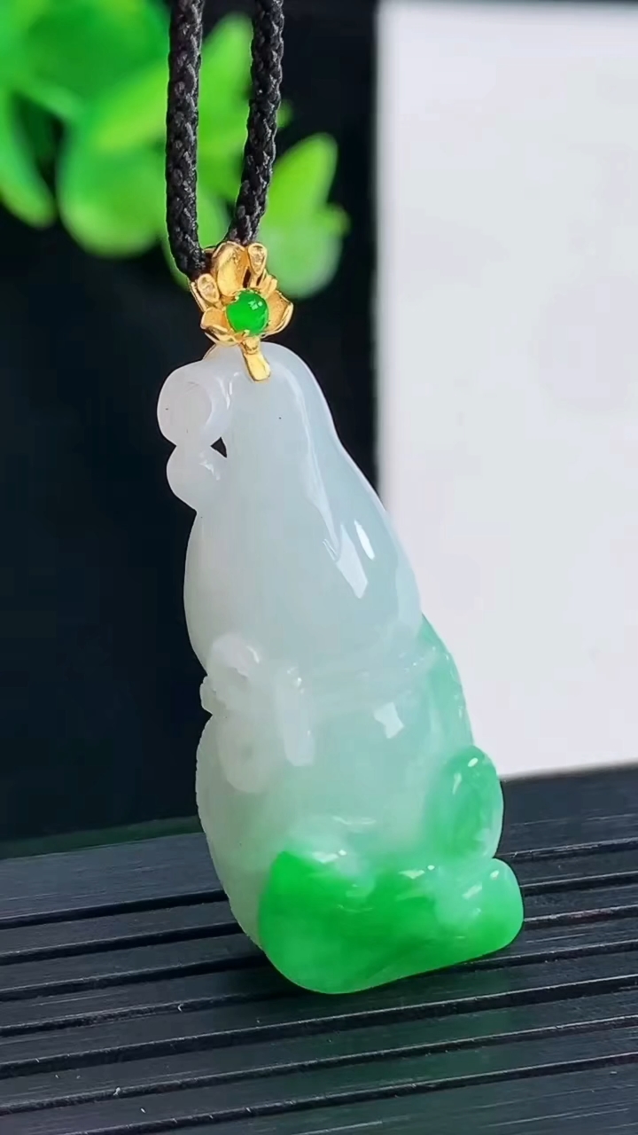 天然A货翡翠葫芦吊坠，尺寸32.6-15-12重量:11.11g
4月12日