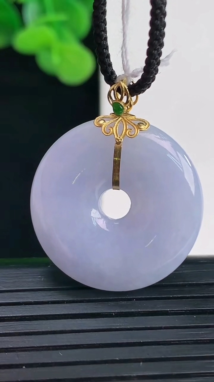 天然A货翡翠18K金紫罗兰平安扣吊坠尺寸24.9-5.3重量:7.78g
4月12日