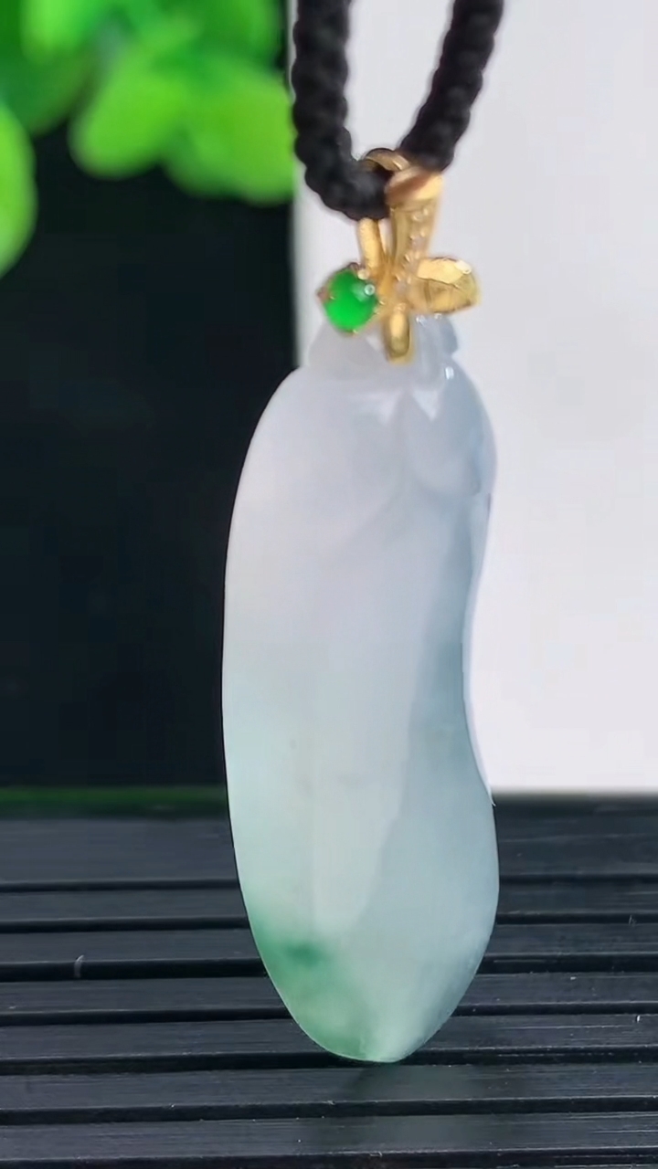 天然A货翡翠18K金飘花福瓜吊坠尺寸42.2-11.3-4.9重量:4.21g
4月12日