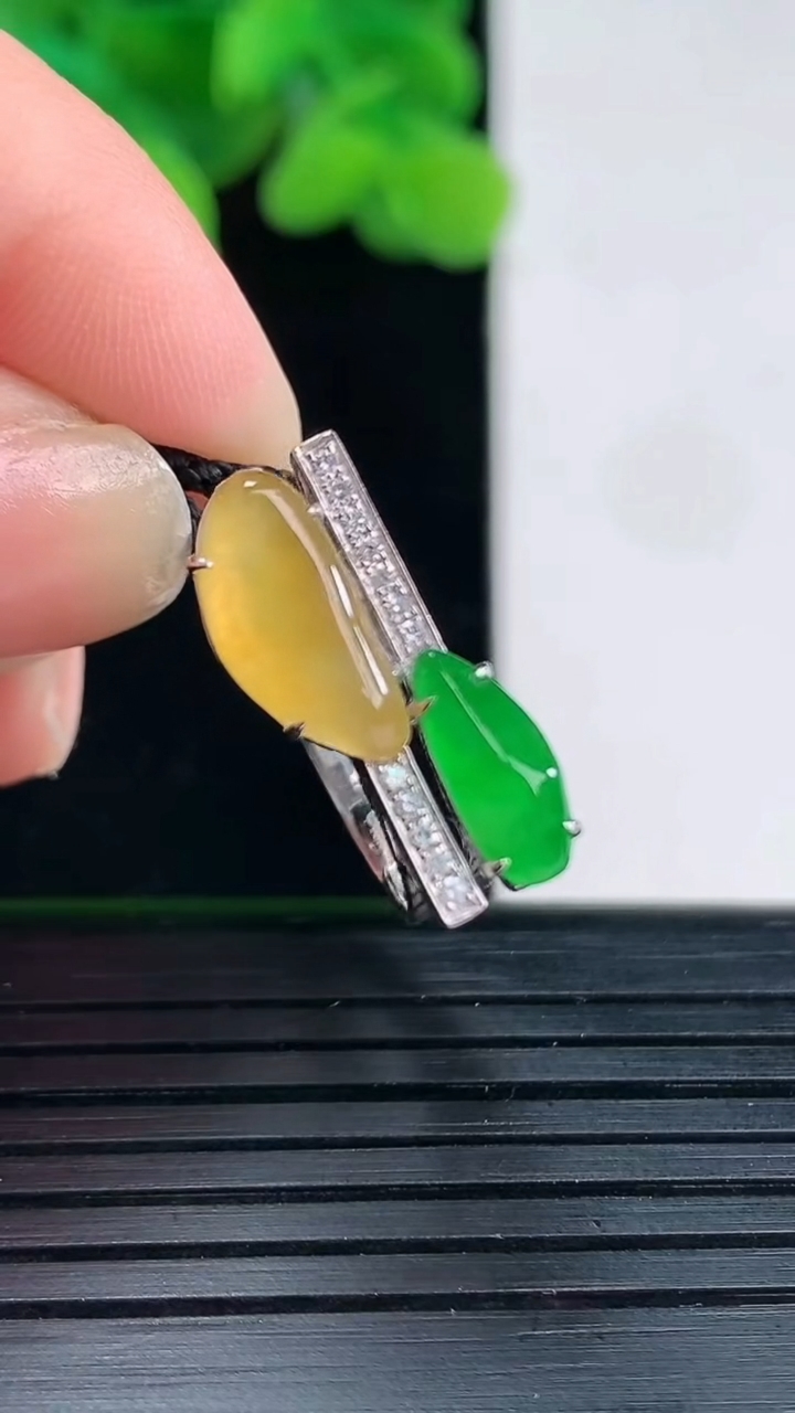 天然A货翡翠18K金双彩福瓜戒指尺寸17.5-12-5.3重量:2.55g2026年4月12日
工厂直销收藏佳品,种好水足，色泽均匀，有种有色，上手高大气！