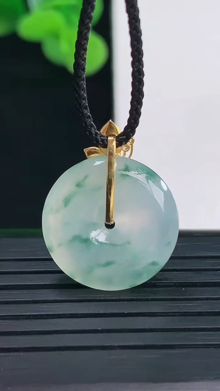 天然A货翡翠种飘花平安扣吊坠尺寸18-4.3重量:3.41g
4月12日