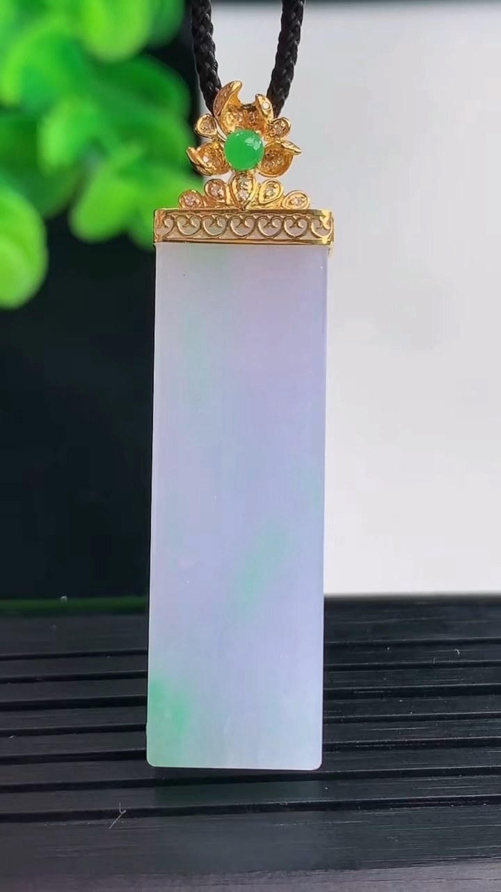 天然A货翡翠18K金春带彩紫罗兰无事牌吊坠尺寸47.6-12.2-6.3重量:10.90g
4月12