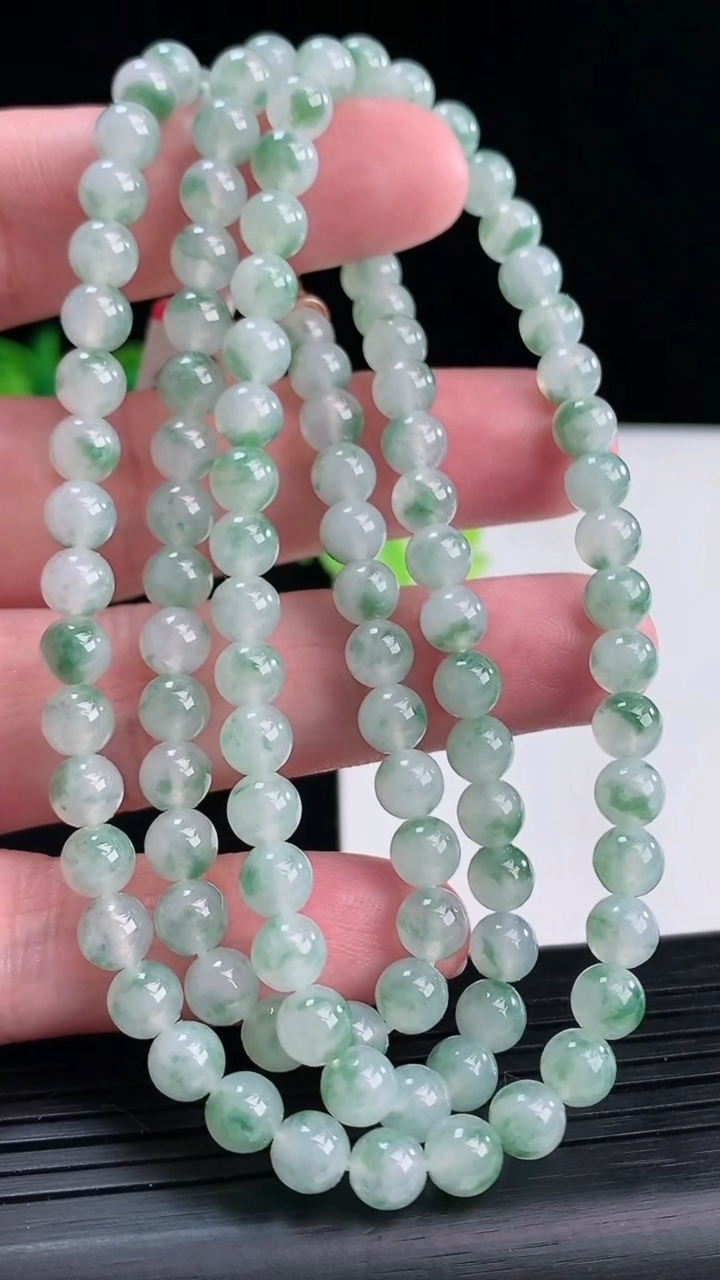 天然A货翡翠飘花圆珠项链，尺寸6-80颗重量:43.23g4月12日
工厂直销收藏佳品,种好水足，色泽均匀，有种有色，上手高大气！
