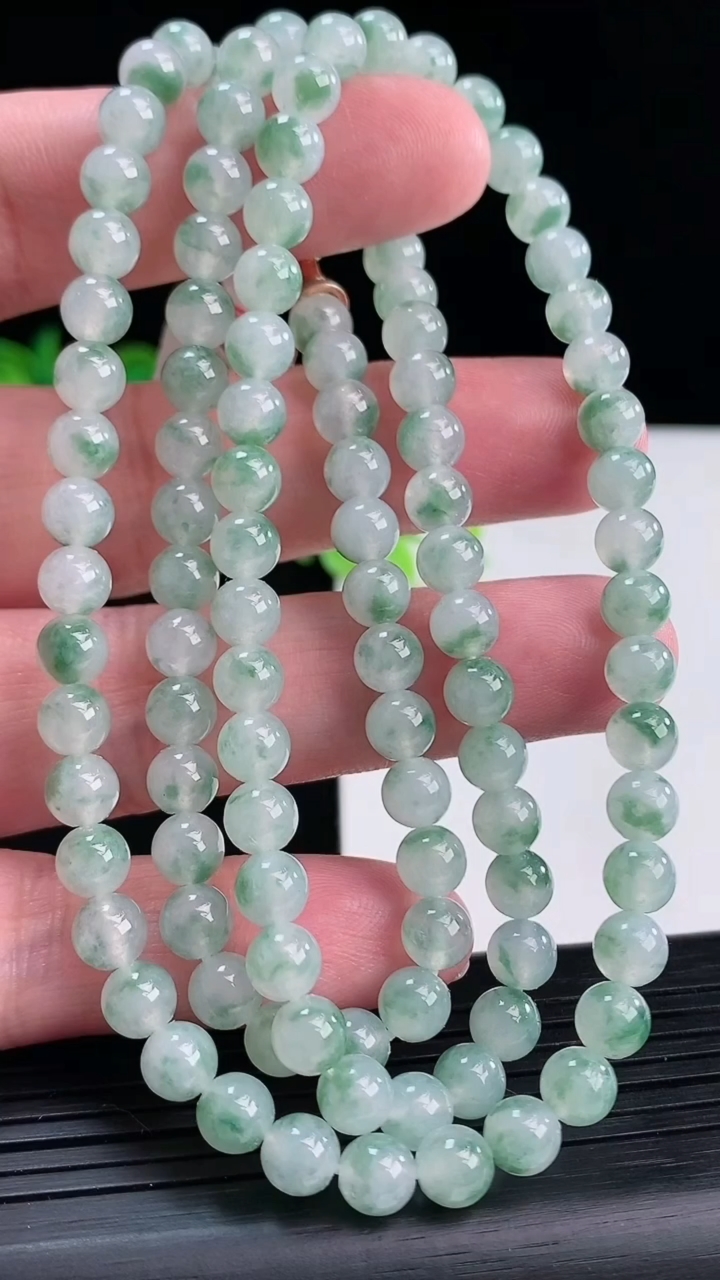 天然A货翡翠飘花圆珠项链，尺寸6-80颗重量:43.23g4月12日
工厂直销收藏佳品,种好水足，色