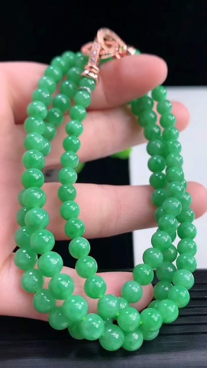 天然A货翡翠圆珠项链尺寸5.5-110颗重量:31.76g
4月12日