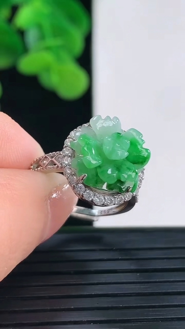 天然A货翡翠莲花戒指 可调节尺寸11.5重量:2.93g2026年4月12日
工厂直销收藏佳品,种好水足，色泽均匀，有种有色，上手高大气！