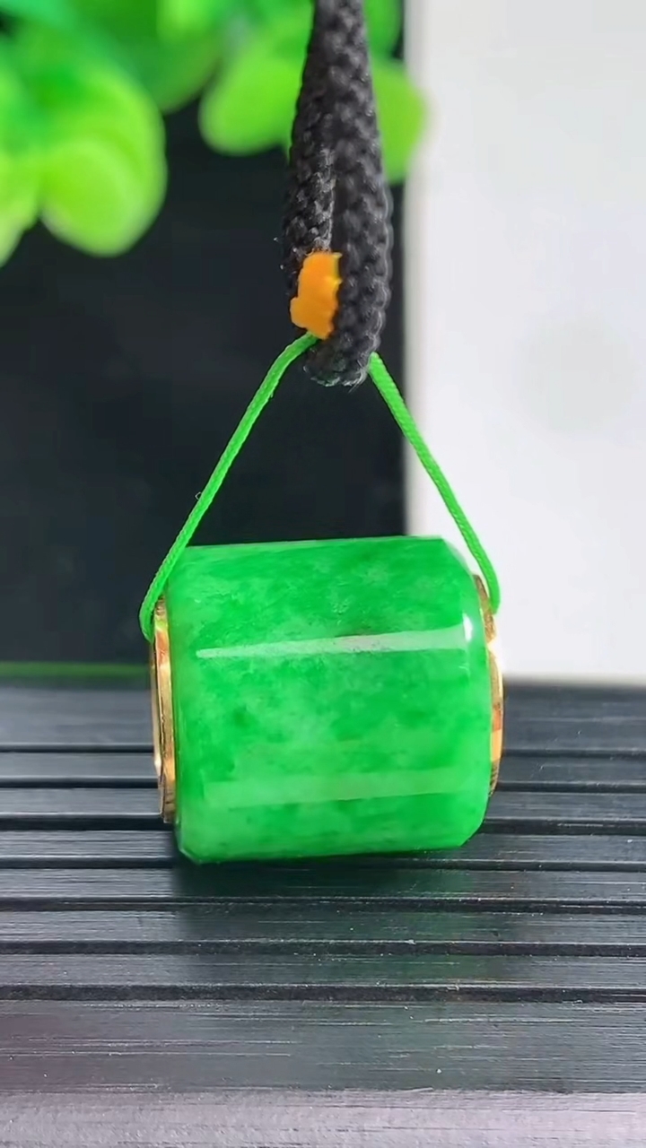 天然A货翡翠路路通吊坠尺寸16.1-15.3重量:5.80g
4月12日