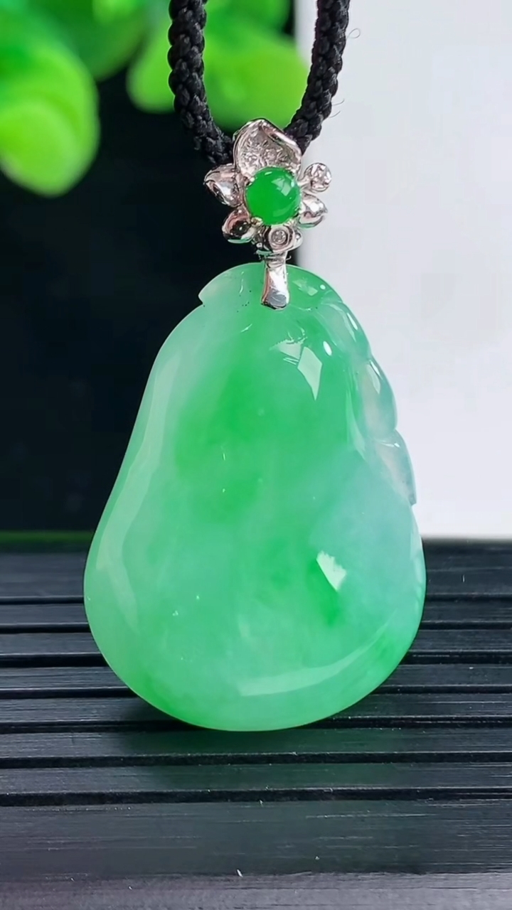 天然A货翡翠福瓜吊坠尺寸35.5-20.2-8.1重量:8.60g
4月12日