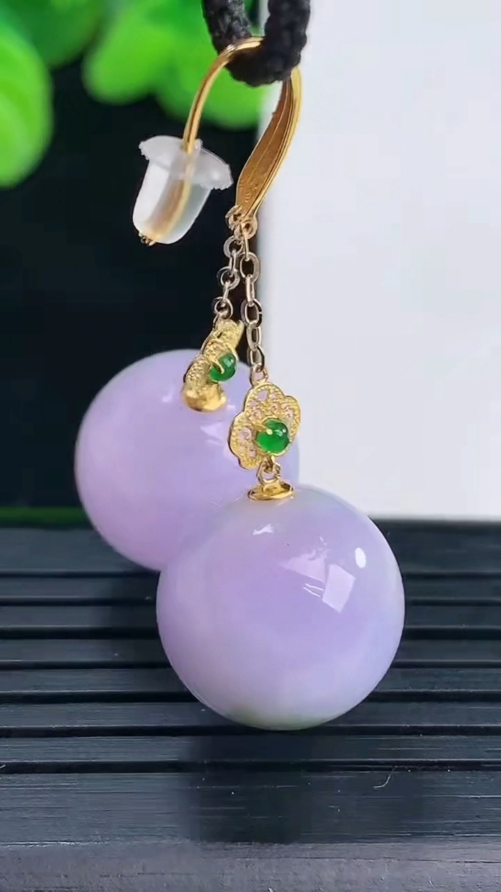 天然A货翡翠18K金紫罗兰圆珠耳坠尺寸13.7重量:9.76g4月12日
工厂直销收藏佳品,种好水足，色泽均匀，有种有色，上手高大气！