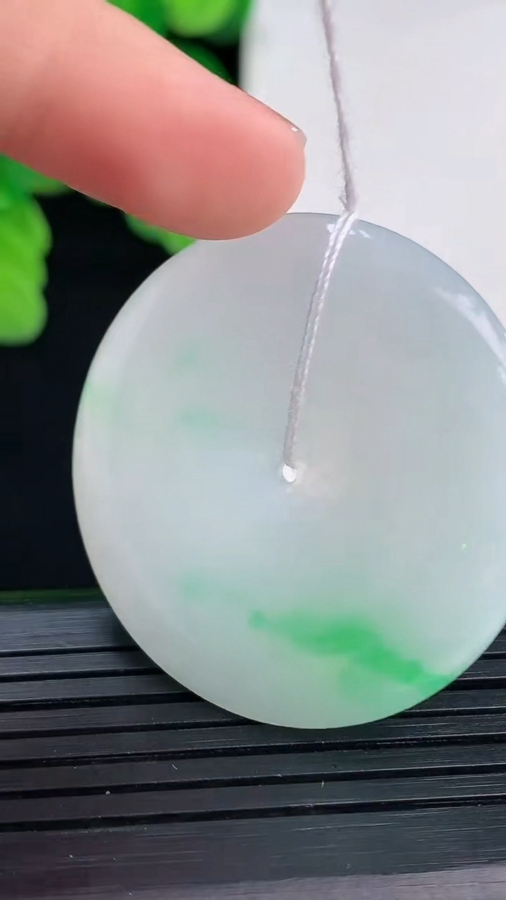 天然A货翡翠平安扣吊坠尺寸37.7-5.4重量:17.29g
4月12日