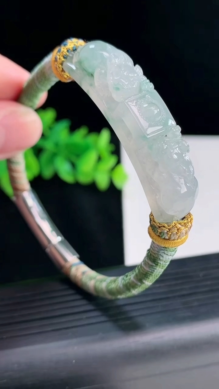 天然A货翡翠飘花貔貅手牌，尺寸47.5-10-10重量:21.29g
4月12日