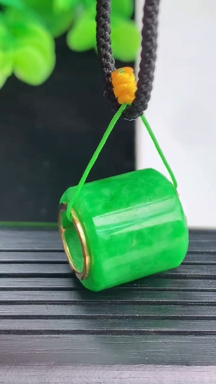 天然A货翡翠路路通吊坠尺寸16.1-15.3重量:5.80g
4月12日