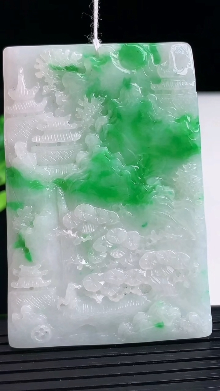 天然A货翡翠山水牌吊坠尺寸65.1-45.4-4.9重量:41.39g
4月12日