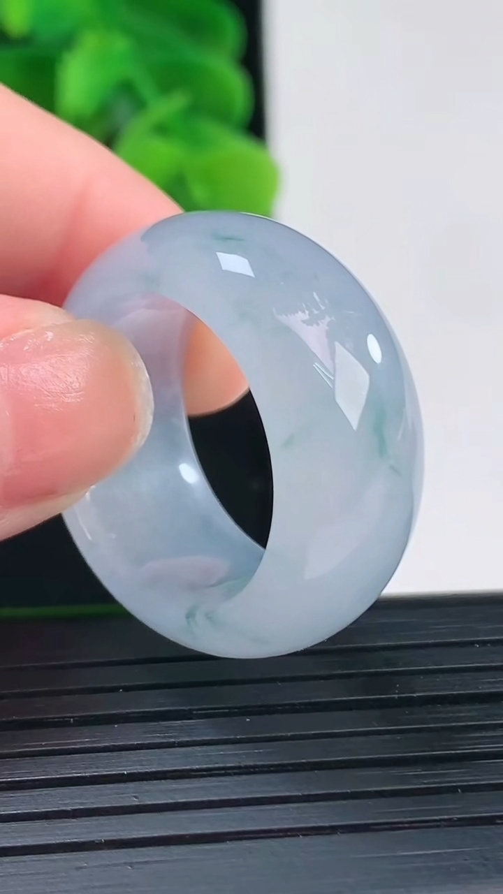 天然A货翡翠紫罗兰飘花指环扳指尺寸20.5-12.1-4.5重量:11.62g2026年4月12日
