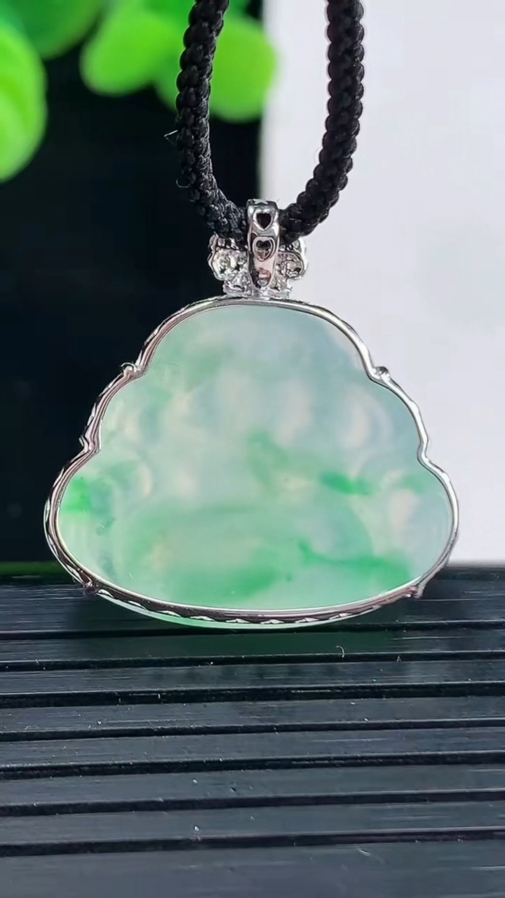 天然A货翡翠佛公吊坠尺寸25.6-19.8-14.9-7.2重量:5.52g
4月12日