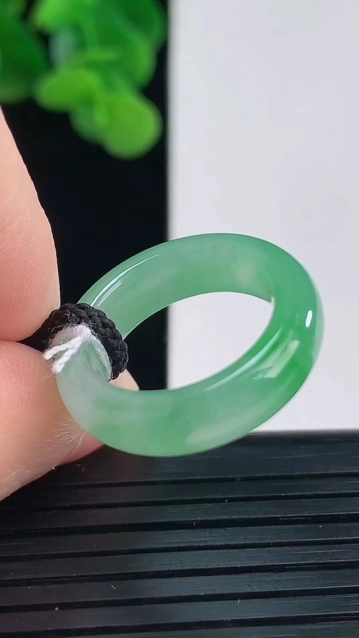 天然A货翡翠指环戒指尺寸16.3-5.6-3.6重量:3.97g2026年4月12日
工厂直销收藏佳品,种好水足，色泽均匀，有种有色，上手高大气！