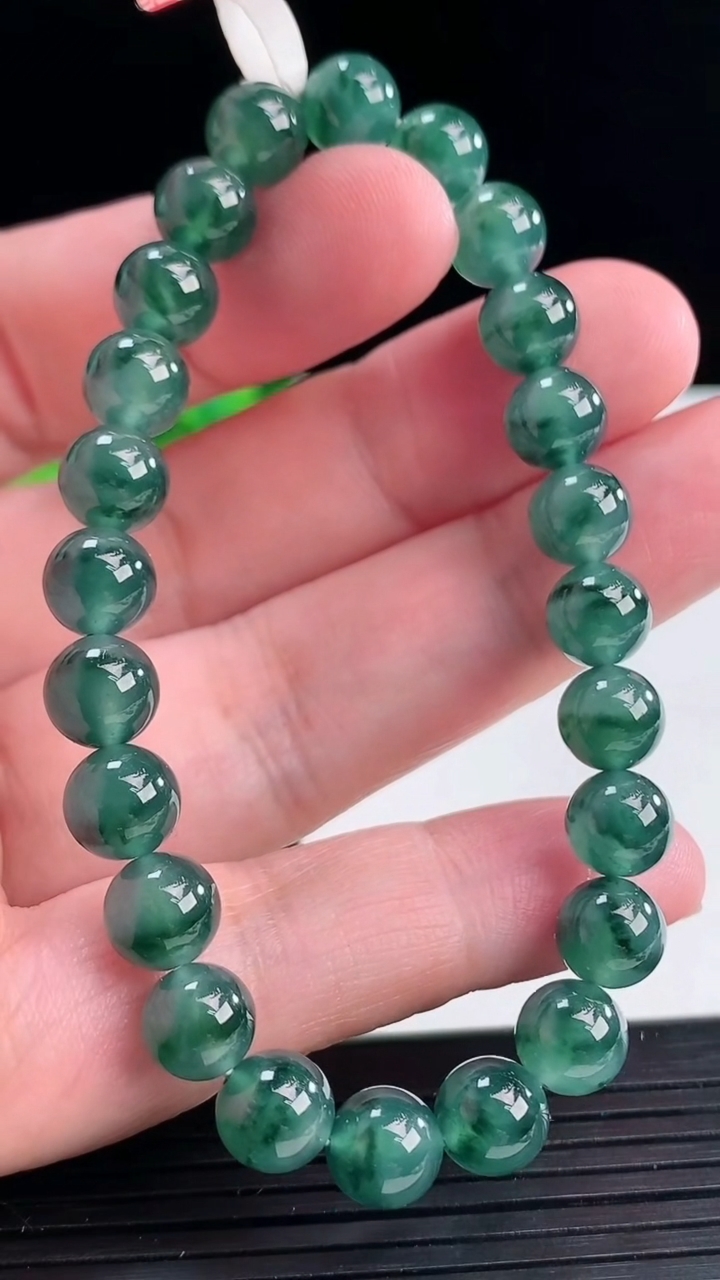天然A货翡翠飘花圆珠手串，尺寸8-24颗重量:20.50g4月12日
工厂直销收藏佳品,种好水足，色泽均匀，有种有色，上手高大气！