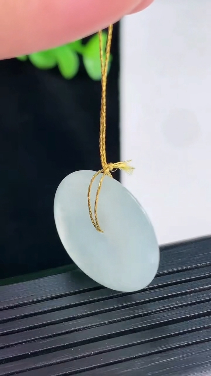 天然A货翡翠飘花平安扣吊坠，尺寸23-4.5重量:5.00g
4月12日