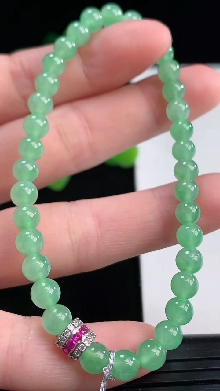 天然A货翡翠圆珠手串尺寸5.2重量:6.11g4月12日
工厂直销收藏佳品,种好水足，色泽均匀，有种有色，上手高大气！