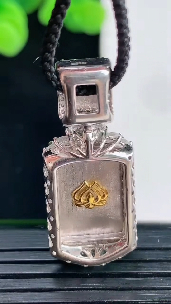 天然A货翡翠无事牌吊坠尺寸33.8-13.6-8.8裸石15.3-10.8重量:6.82g
4月12日