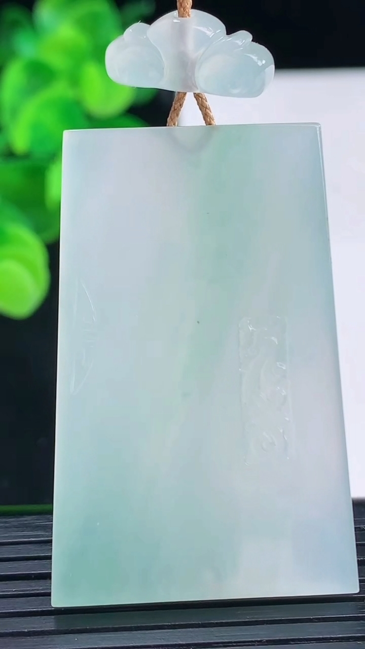 天然A货翡翠种飘花无事牌吊坠尺寸46.8-30.4-5.1重量:24.63g
4月12日