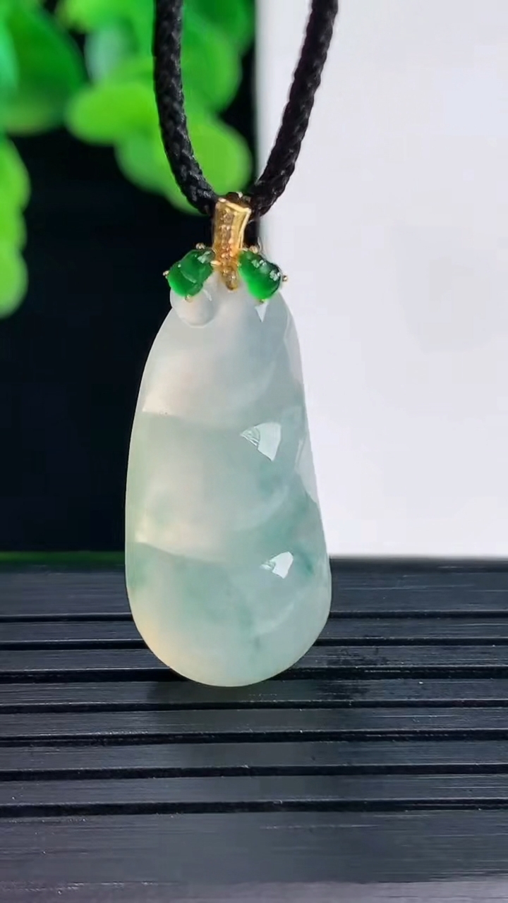 天然A货翡翠种飘花福豆吊坠尺寸33.2-12.6-6.6重量:4.35g
4月12日